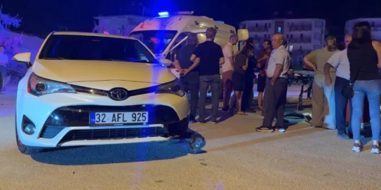 Otomobille çarpışan motosiklet kontrolden çıkınca yol kenarındaki çocuğa çarptı