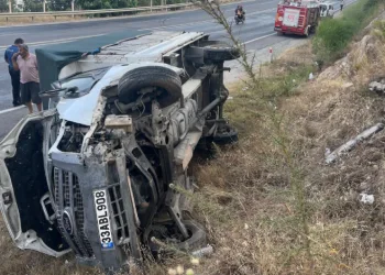 Kamyonet devrildi sürücü yaralı kurtuldu