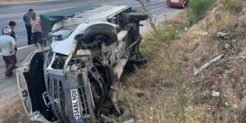 Kamyonet devrildi sürücü yaralı kurtuldu