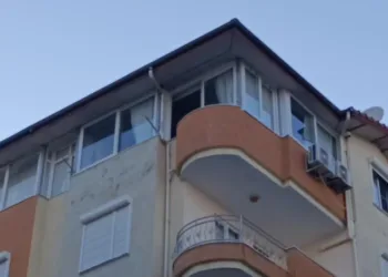 Şiddetli rüzgarda yerinden kopan pencere 5. kattan düştü