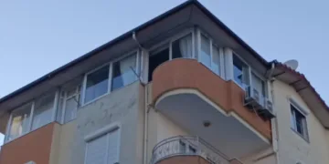 Şiddetli rüzgarda yerinden kopan pencere 5. kattan düştü