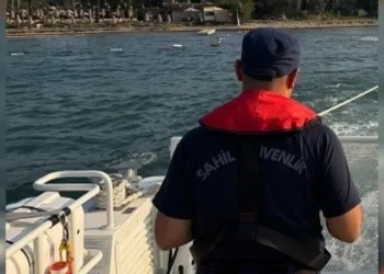 Deniz yatağı ile sürüklenen şahısları sahil güvelik kurtardı