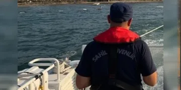 Deniz yatağı ile sürüklenen şahısları sahil güvelik kurtardı