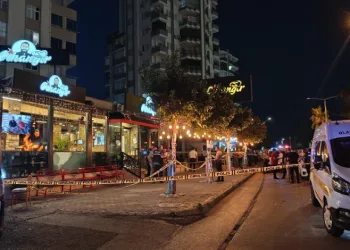 Kebapçıya kurşun yağdırdılar: Yemek yiyen 4 kişi yaralandı