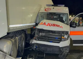 Ambulans ile tır çarpıştı: 6 yaralı