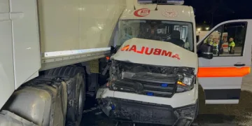 Ambulans ile tır çarpıştı: 6 yaralı