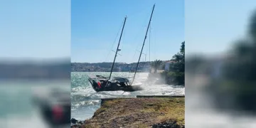  Balıkesir’in Ayvalık ilçesinde saatte 65 kilometre hıza ulaşan kuvvetli fırtına etkisini sürdürüyor.