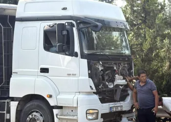 Tır, hafif ticari araca çarptı: 2 ölü, 2 yaralı
