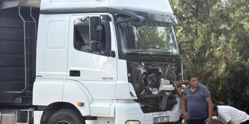 Tır, hafif ticari araca çarptı: 2 ölü, 2 yaralı