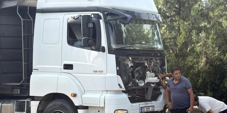 Tır, hafif ticari araca çarptı: 2 ölü, 2 yaralı