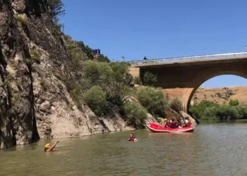 Sıcaktan bunalanlar karasu nehri’nde raftingle serinliyor