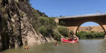 Sıcaktan bunalanlar karasu nehri’nde raftingle serinliyor