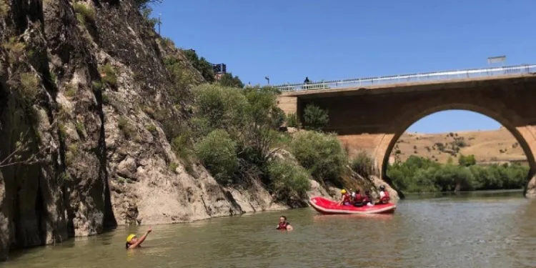 Sıcaktan bunalanlar karasu nehri’nde raftingle serinliyor