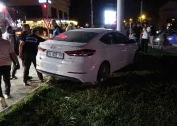 Otomobil, trambüs direğine çarptı: Yaralı sürücü ambulanstan kaçtı