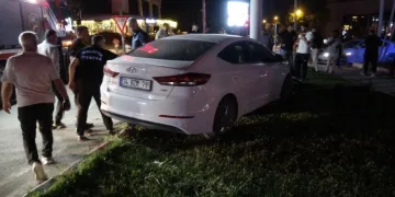 Otomobil, trambüs direğine çarptı: Yaralı sürücü ambulanstan kaçtı
