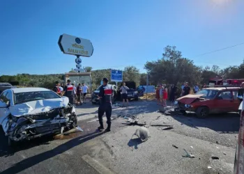 Çanakkale-İzmir karayolunda can pazarı: 4 aracın karıştığı kazada 4 kişi yaralandı