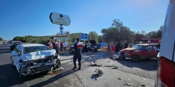 Çanakkale-İzmir karayolunda can pazarı: 4 aracın karıştığı kazada 4 kişi yaralandı