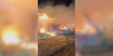 Denizli’de alevlerin sardığı ahır küle döndü