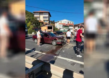 Yayalara yol veren kamyona otomobil çarptı: 2 yaralı