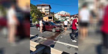 Yayalara yol veren kamyona otomobil çarptı: 2 yaralı