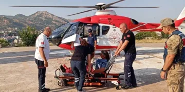 Ayağı kırılan kadın helikopterle hastaneye kaldırıldı
