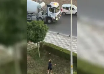 Seyir halindeki araçları taşladılar