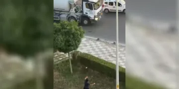 Seyir halindeki araçları taşladılar