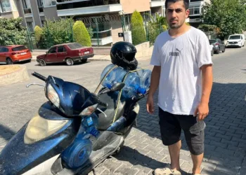 Çukurdan kaçmak için yavaşlayan motosikletliyi böyle darp etti