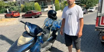 Çukurdan kaçmak için yavaşlayan motosikletliyi böyle darp etti