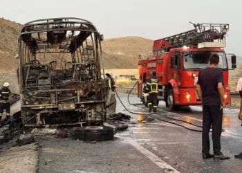 Erzincan-Sivas yolunda yolcu otobüsü alevlere teslim oldu