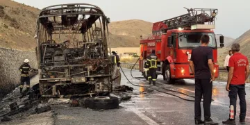 Erzincan-Sivas yolunda yolcu otobüsü alevlere teslim oldu