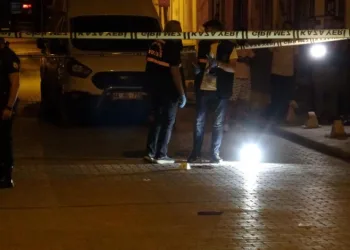 Ağır hasarlı binanın çatısından düşen kişi hayatını kaybetti
