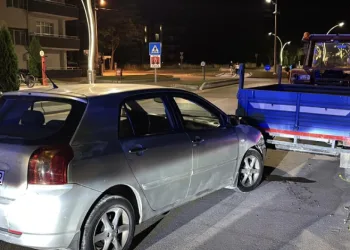 Bolu’da kontrolden çıkan otomobil römorka çarptı
