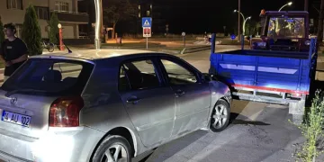 Bolu’da kontrolden çıkan otomobil römorka çarptı