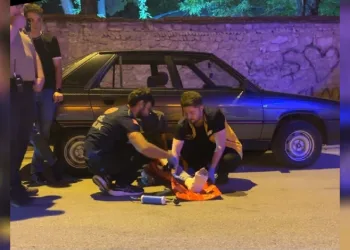 Alkollü sürücü ayağı alçılı halde motosiklet kullandı, park halindeki otomobillere çarptı