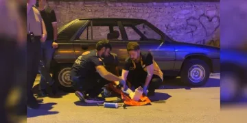 Alkollü sürücü ayağı alçılı halde motosiklet kullandı, park halindeki otomobillere çarptı