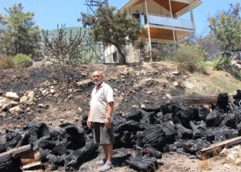 Emekli itfaiyeci, yılların tecrübesiyle evini alevlere teslim etmedi
