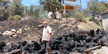 Emekli itfaiyeci, yılların tecrübesiyle evini alevlere teslim etmedi