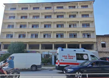 Mühürlenen otelde hurda sökümü yapan işçi yüksekten düşme sonucu yaralandı