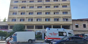 Mühürlenen otelde hurda sökümü yapan işçi yüksekten düşme sonucu yaralandı