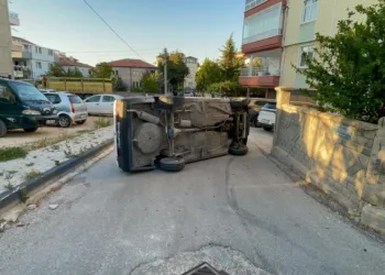 Karaman’da kaldırıma çarpan otomobil yan yattı: Kazada sürücünün burnu bile kanamadı