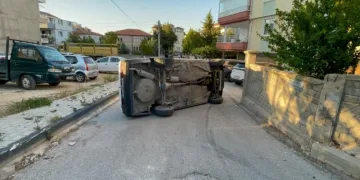 Karaman’da kaldırıma çarpan otomobil yan yattı: Kazada sürücünün burnu bile kanamadı