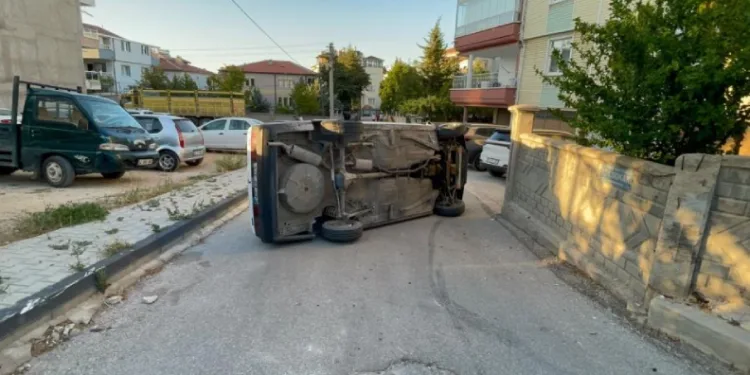 Karaman’da kaldırıma çarpan otomobil yan yattı: Kazada sürücünün burnu bile kanamadı