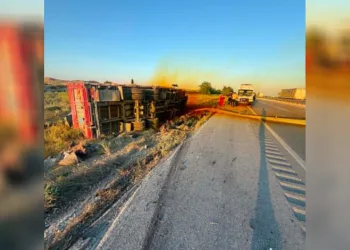 Kontrolden çıkan kamyon devrildi: 1 yaralı