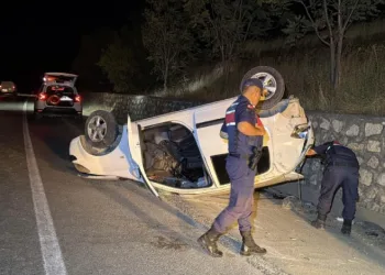 Otomobil istinat duvarına çarparak takla attı: 2 yaralı