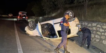 Otomobil istinat duvarına çarparak takla attı: 2 yaralı