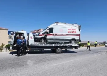Niğde’de ambulans ile otomobil çarpıştı: 3’ü sağlık çalışanı 5 yaralı