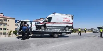 Niğde’de ambulans ile otomobil çarpıştı: 3’ü sağlık çalışanı 5 yaralı