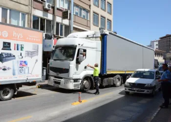 Balıkesir’de şehir merkezine giren tır trafiği felç etti