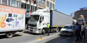 Balıkesir’de şehir merkezine giren tır trafiği felç etti